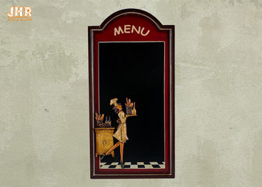 Die Hand, die dekoratives Tafel-Wandbehang-Menü malt, verschalt Restaurant-Dekor
