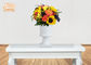 Klassische glatte weiße Fiberglas-Urne-Pflanzer, die Mittelstück-Tabellen-Vasen heiraten