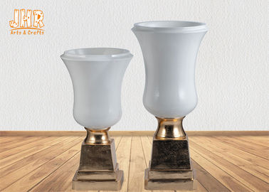 Glatter weißer moderner Fiberglas-Pflanzer-Mittelstück-Tabellen-Vasen-Goldblatt-Lagerfuß